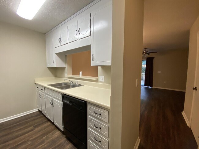 Building Photo - 137 Candlebrook Dr