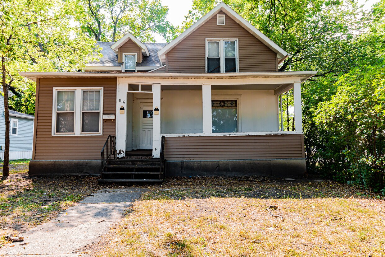 Front Porch - 816 7th St N