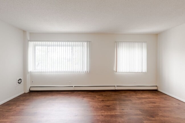 Interior Photo - 242 West Franklin Ave