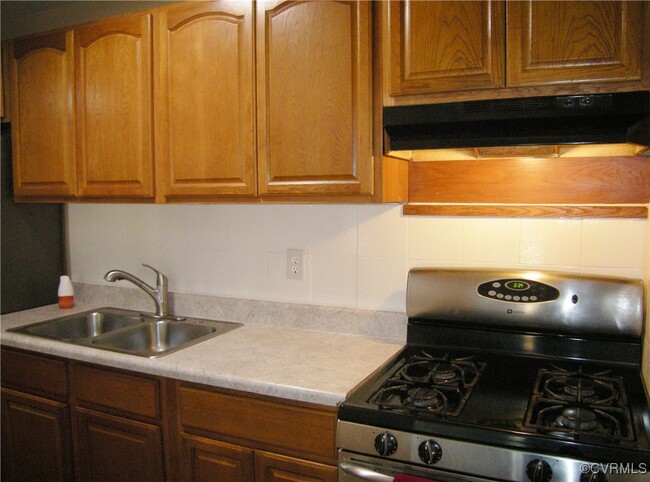 Foto del edificio - 5226 Castlewood Rd
