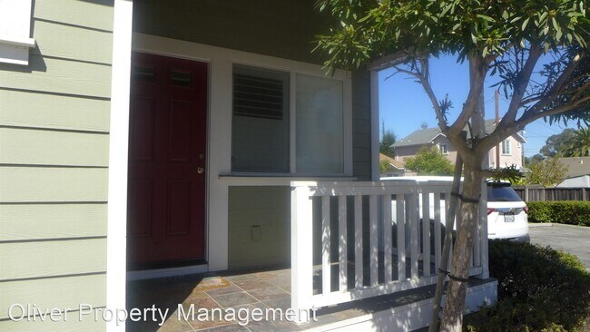 Building Photo - 2 br, 2.5 bath House - 4 Holly Dr #B