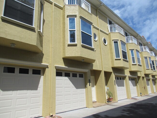 Foto del edificio - TIERRA VERDE - Updated Unfurn. Annual - 3 ...