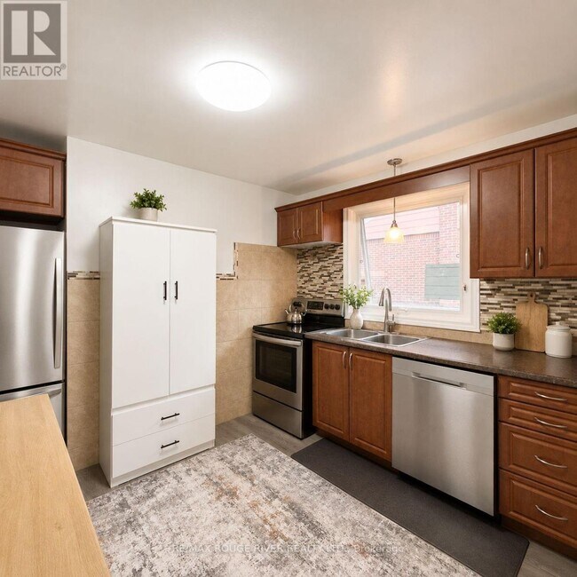 Photo du bâtiment - 283 E 45th St