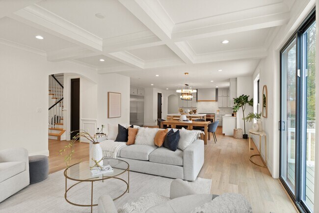 Foto del edificio - 8309 Loring Dr