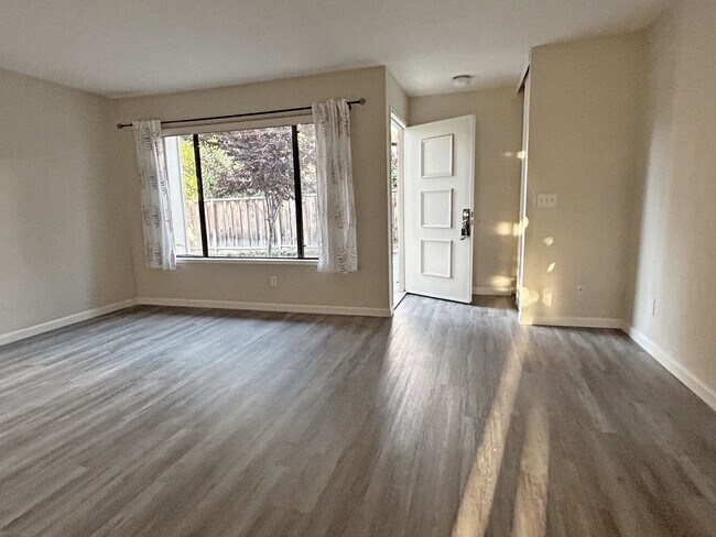 Building Photo - Bright and quiet two-story townhouse situa...