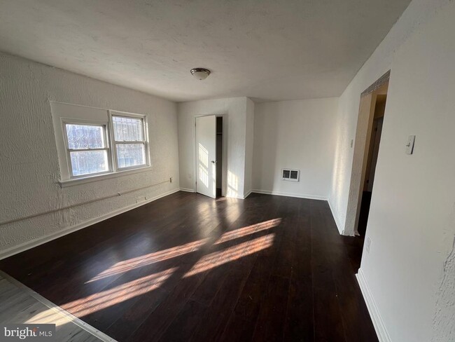Building Photo - 1725 W Rockland St