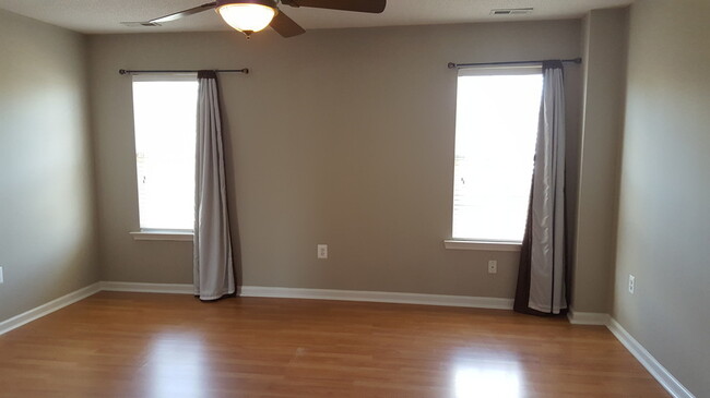 Foto del edificio - Well Maintained 3 bdrm Townhome in Falls R...