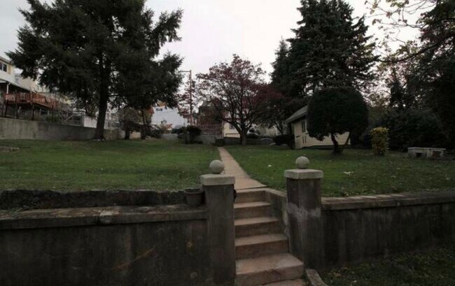 Shared backyard - 1361 Perkiomen Ave