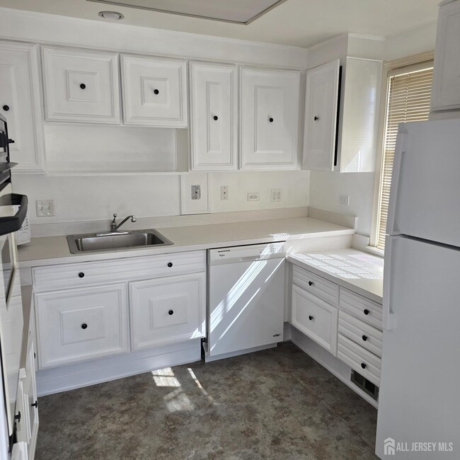 Building Photo - 14 Sussex Way