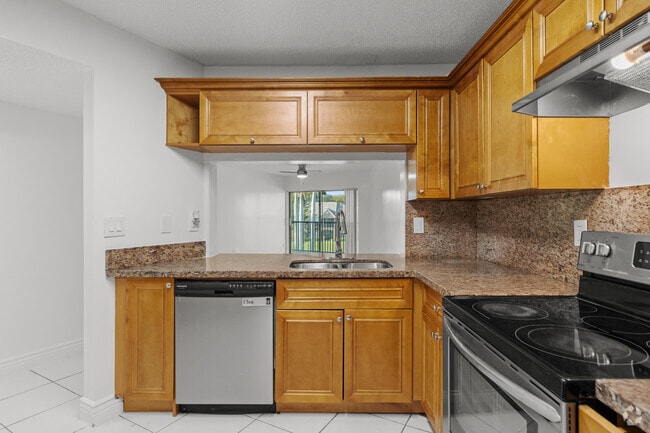 3BR, 2BA - 1,054SF - Kitchen - The Island Club At Coral Springs