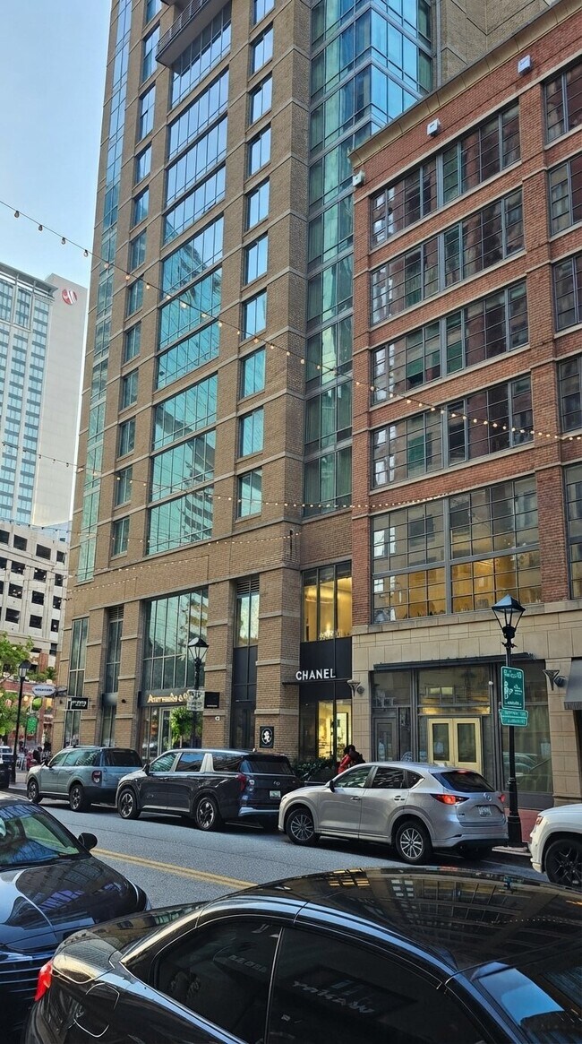 Building Photo - 675 S President St