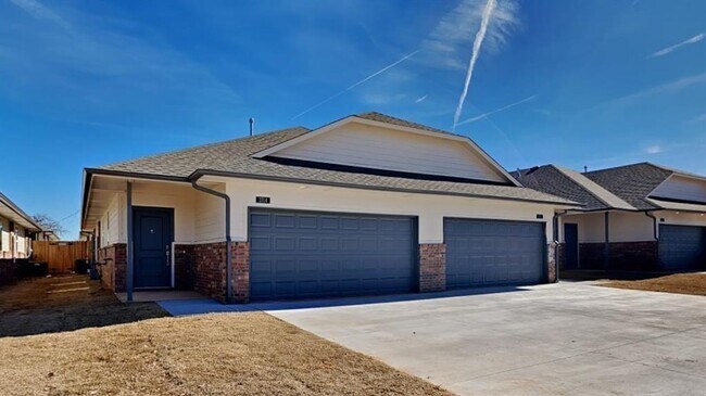 Foto del edificio - Luxury 3 Bedroom 2 Bathroom Duplex in Bethany, Ok- Lawn care included-**LEASING SPECIAL**
