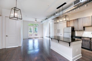 Foto principal - 333 E Boyd Dr
