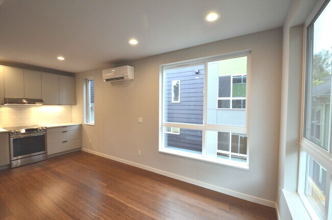 Building Photo - 152 20th Ave E