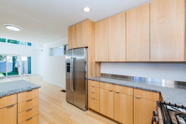 Building Photo - 16 Greenview Ave