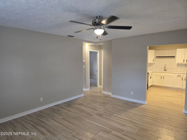 Foto del edificio - 756 Ellis Rd S