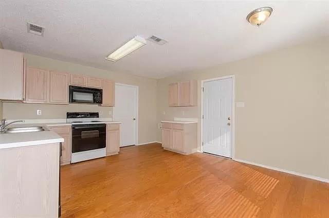 Building Photo - 5200 Bedfordshire Dr