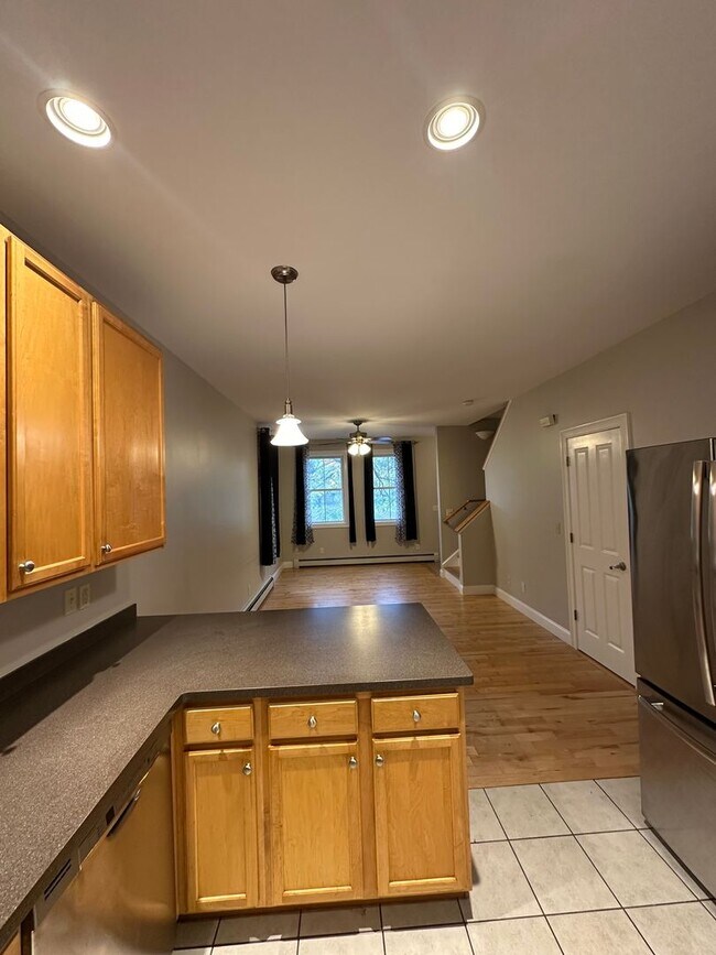 Foto del edificio - Beautiful Townhouse in NEW NORTH END Burlington 3BD/4BA