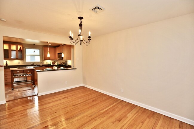 Foto del edificio - 3-Bedroom Ranch Available 03-24-25! Attach...