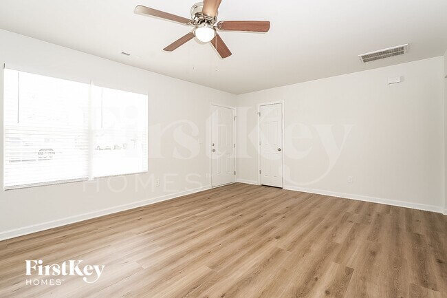 Building Photo - 813 Pine Cir Dr