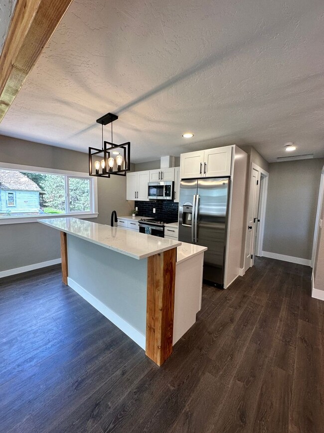 Building Photo - Gorgeous PET FRIENDLY fully remodeled house