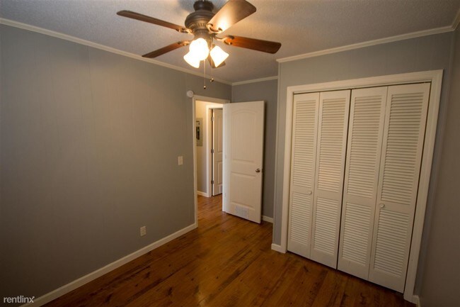 Building Photo - 308 W Maple St