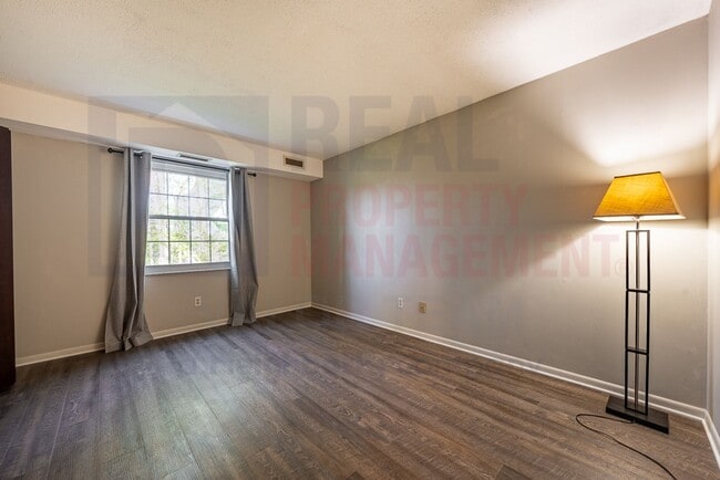 Building Photo - 10760 Ravenna Rd