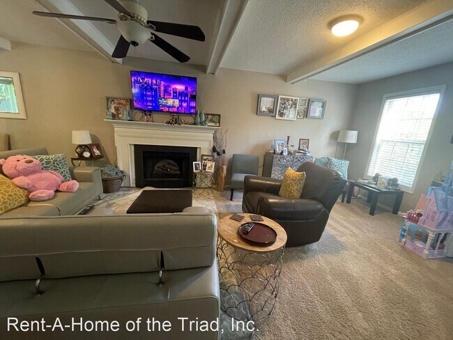Building Photo - 3 br, 2.5 bath House - 4508 Southport Road