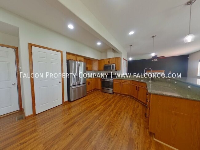 Building Photo - 7412 Waterside Dr