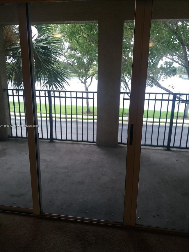 Foto del edificio - 2589 Centergate Dr