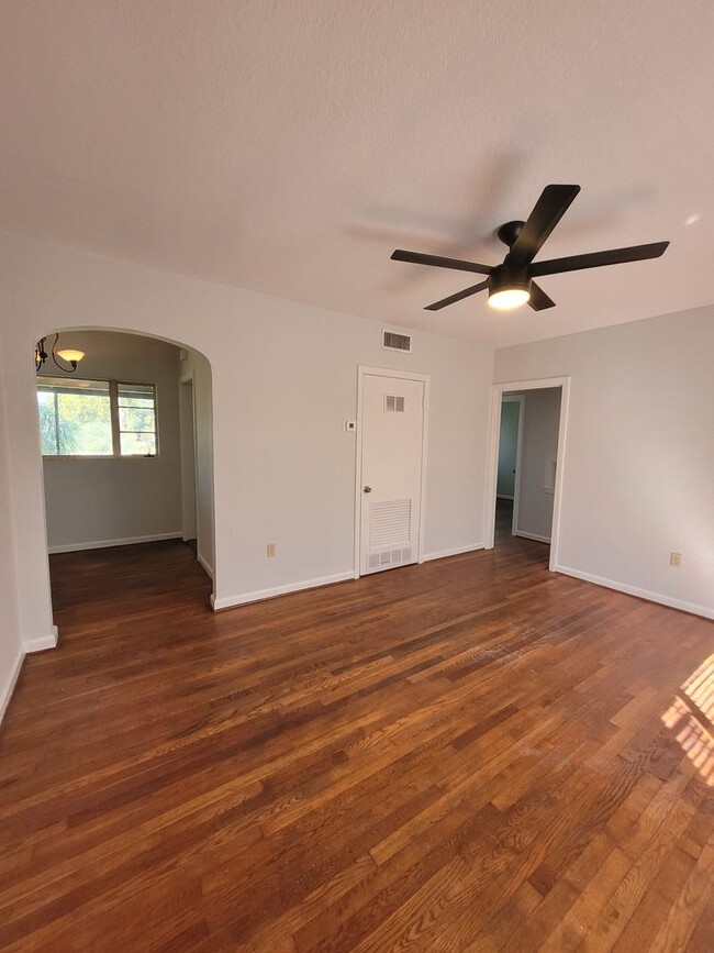 Building Photo - Renovated 2 bed 1 bath Spacious apt in the...