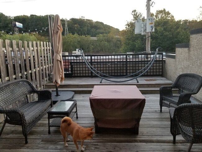 Balcony - 4112 Station St