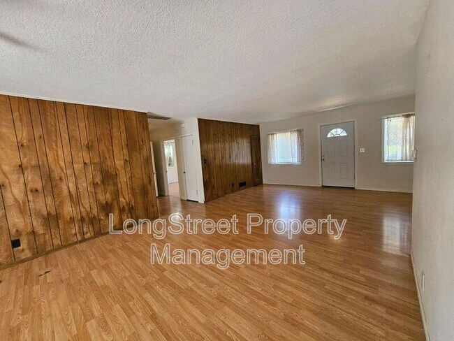 Foto del edificio - 632 Lake Bay Ct