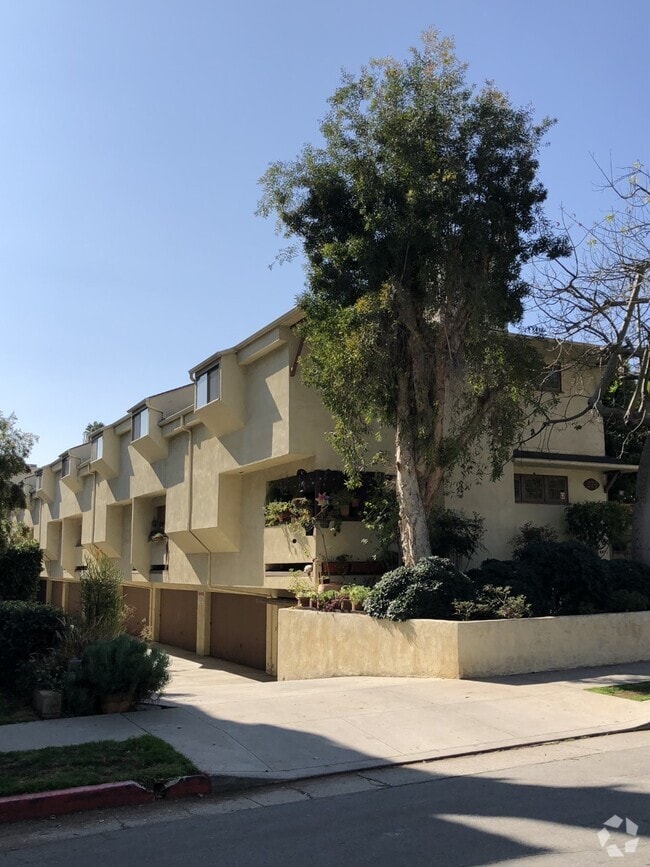 Building Photo - 276 E Bellevue Dr