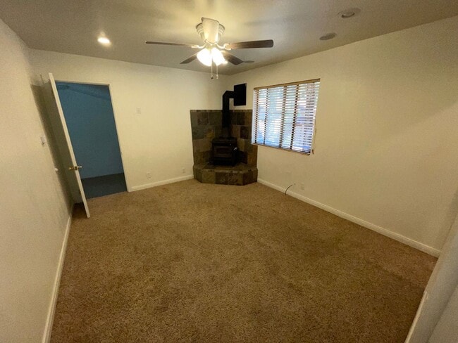Building Photo - 982 Woodland Dr