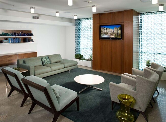 Building Photo - Rare Beautiful Lakeview Townhome