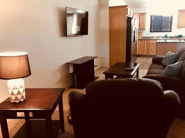 Foto del edificio - 3 Bedroom Townhome | Attached Double Stall Garage | Spacious