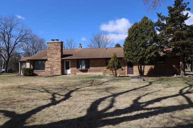 Building Photo - 5331 S La Salle Dr