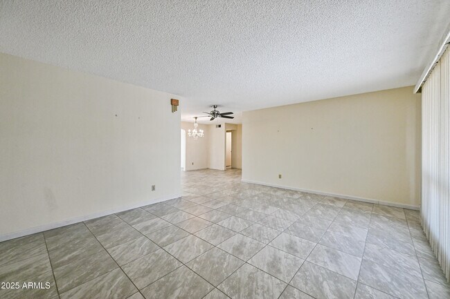 Foto del edificio - 8261 E Fay Ave