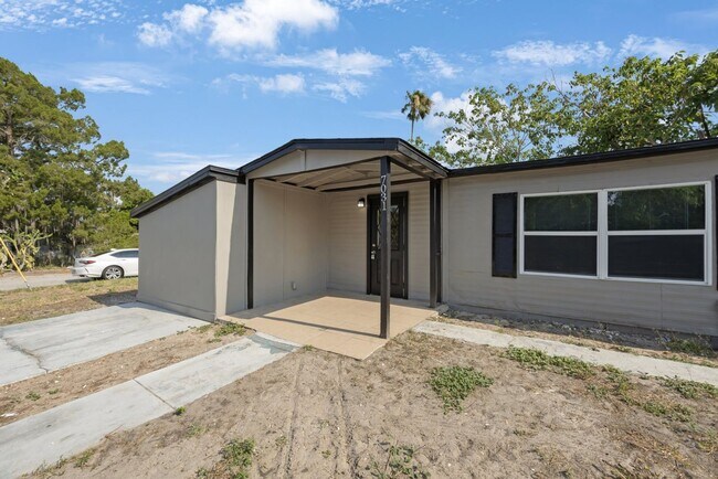 Foto del edificio - $1600 House on Corner Lot Ready by June 1,...