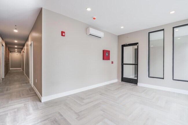 Building Photo - 10 Millbury St