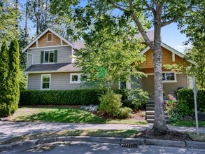 Building Photo - 2510 Larchmount Dr NE