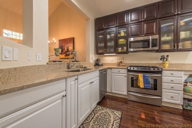 Cocina con electrodomésticos de alta gama - 9843 NW Silver Ridge Loop