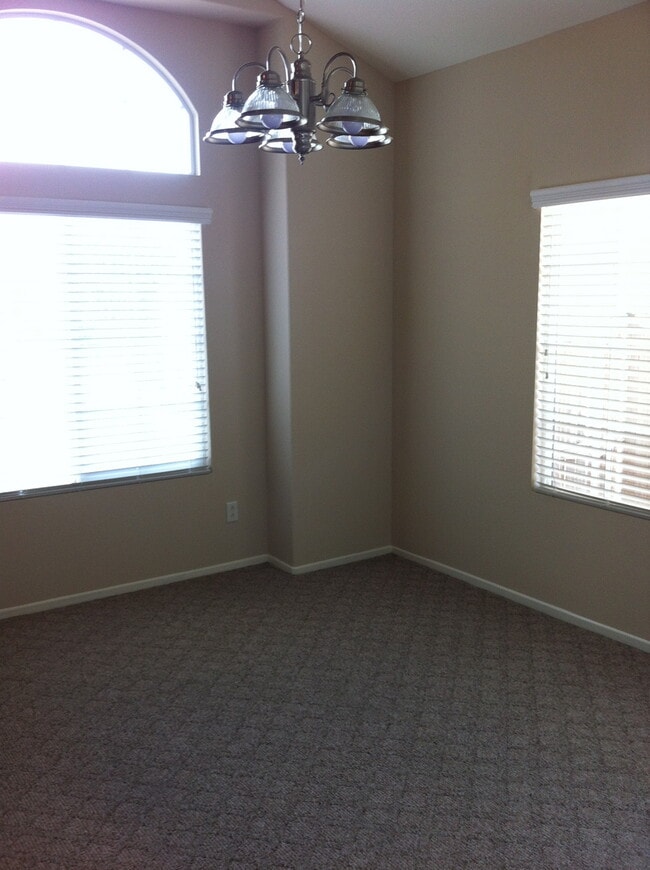 Building Photo - Beautiful 4 bedroom home in Eagle Ranch!