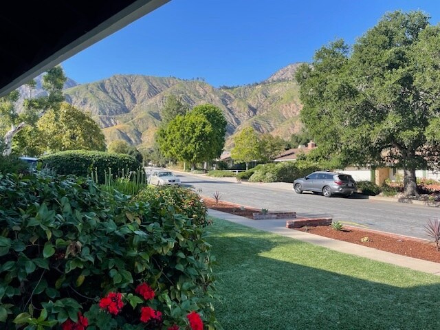 Foto del edificio - 1915 Canyon Close Rd