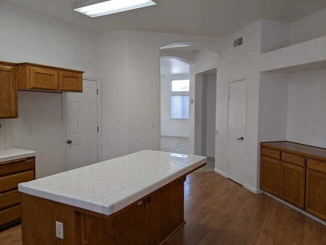 Foto del edificio - NW home offering plenty of amenities, clos...