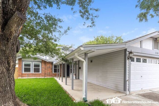 Building Photo - LOCATION!  Come see this beautifully updat...