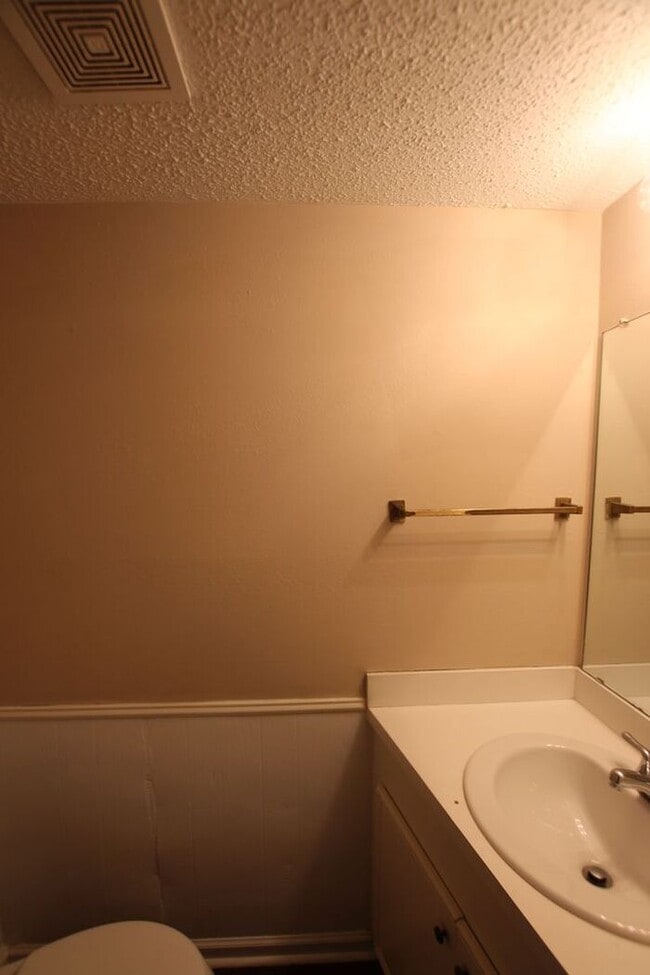 Building Photo - Beautiful 3 Bedroom, 2.5 Bath Townhome in ...