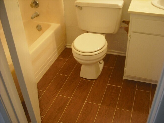 Foto del edificio - SPACIOUS 3 BEDROOM 2 BATH CONDO 2 CAR GARAGE NEAR PARK