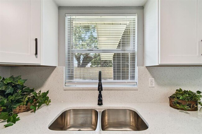 Foto del edificio - 4940 Rosedale Ln